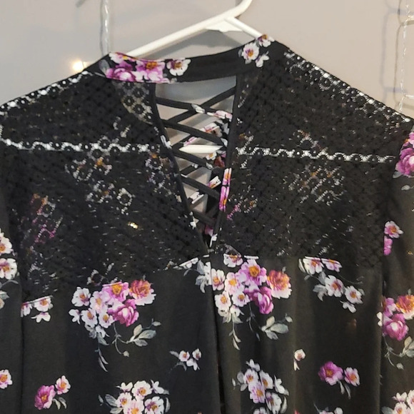 H14-NO BOUNDARIES: WOMEN SIZE XL FLOWERED QUARTER SLEEVE FLOWERED TOP - Picture 5 of 5